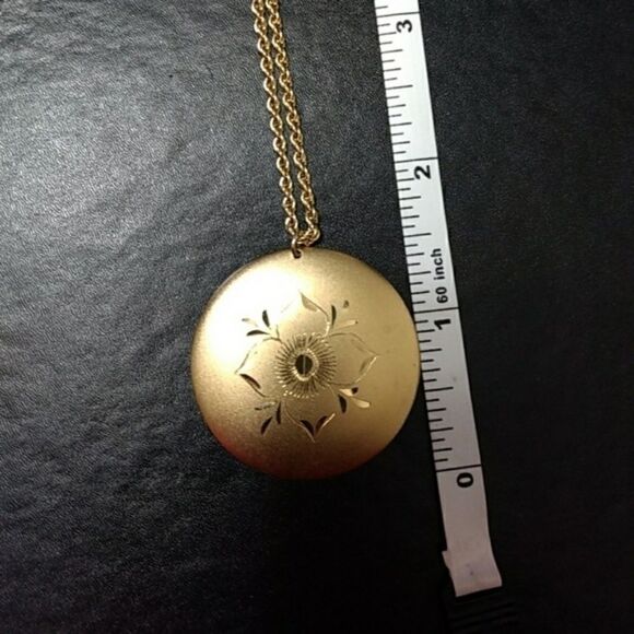 Citation gold tone necklace - Picture 2 of 4